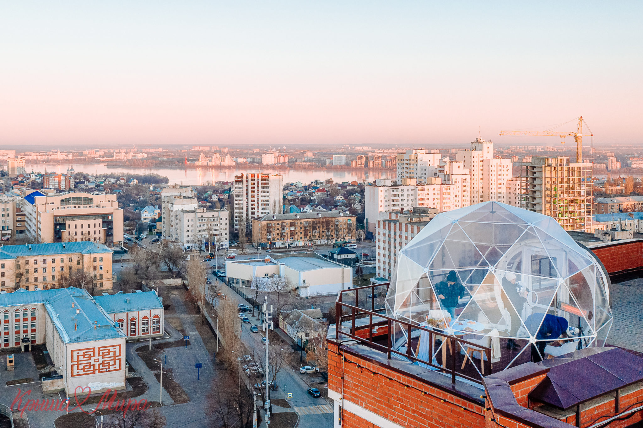 Roof воронеж. Купол Воронеж. Воронеж Эверест купол на крыше. БЦ Эверест Воронеж купол. Купол джаз пати Воронеж.